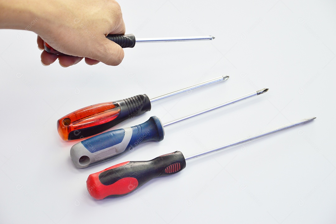 Chaves de fenda em fundo branco isolado