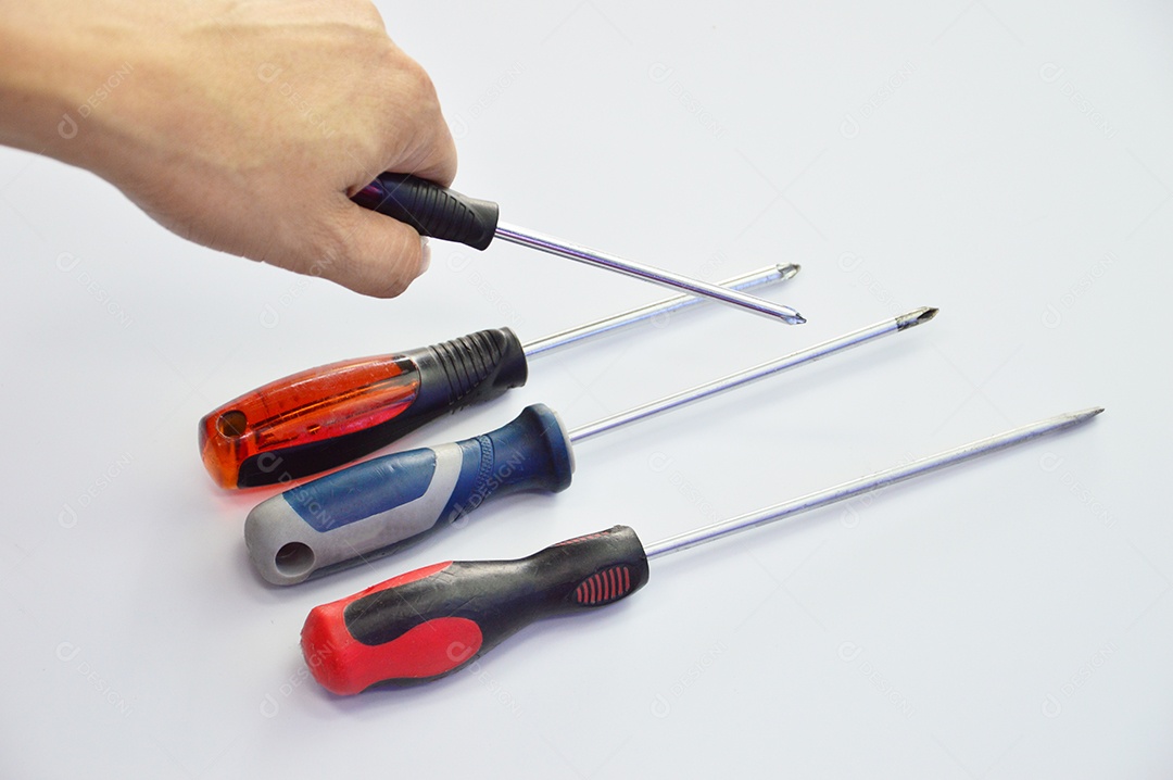 Chaves de fenda em fundo branco isolado