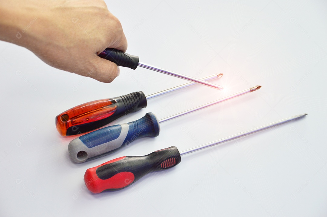 Chaves de fenda em fundo branco isolado