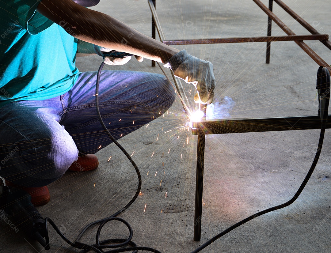 Homem soldando ferros