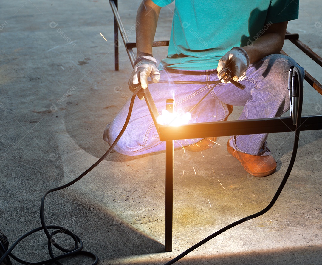 Homem soldando ferros