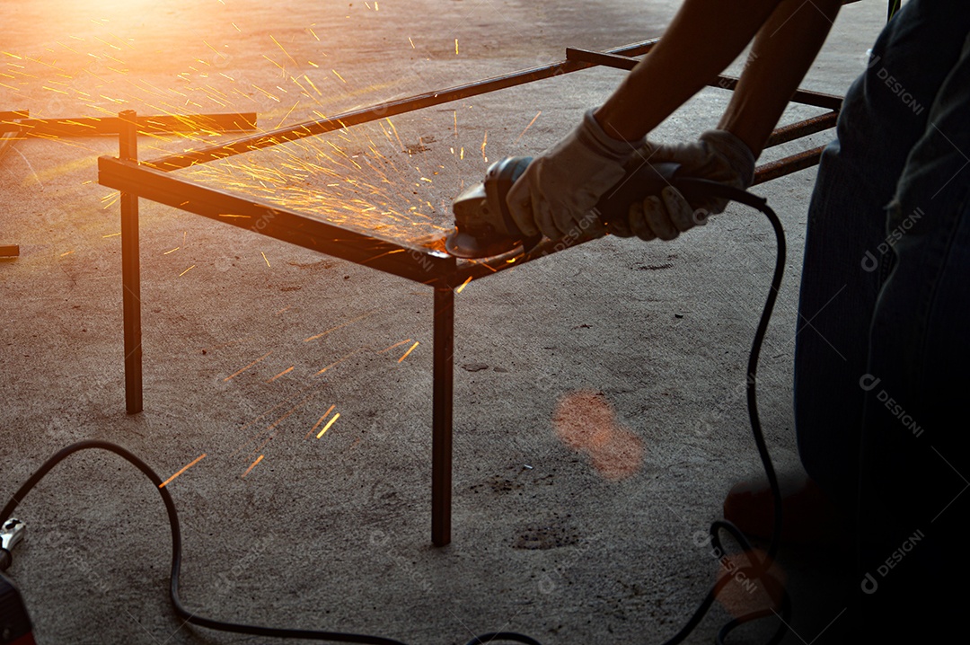 Homem soldando ferros