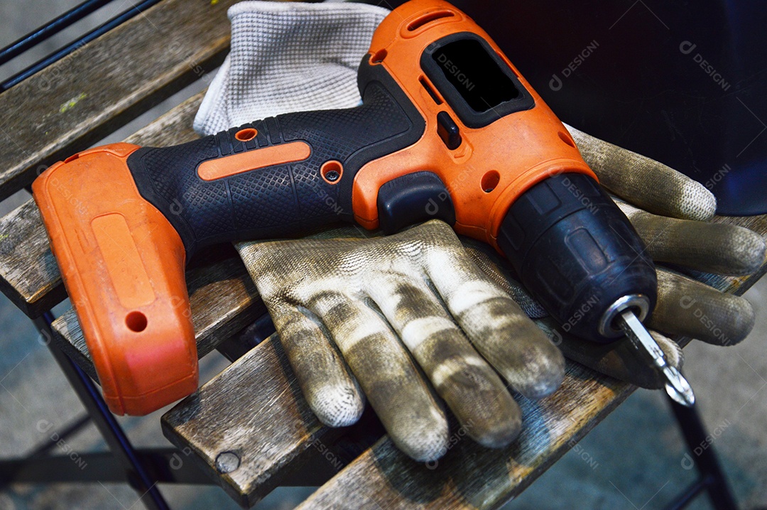 Luva e furadeira elétrica