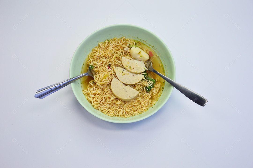 Tigela com macarrão instantâneo