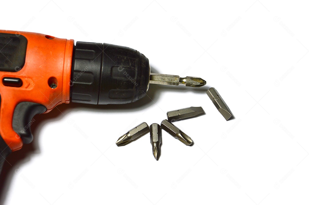 Furadeira elétrica em fundo branco isolado