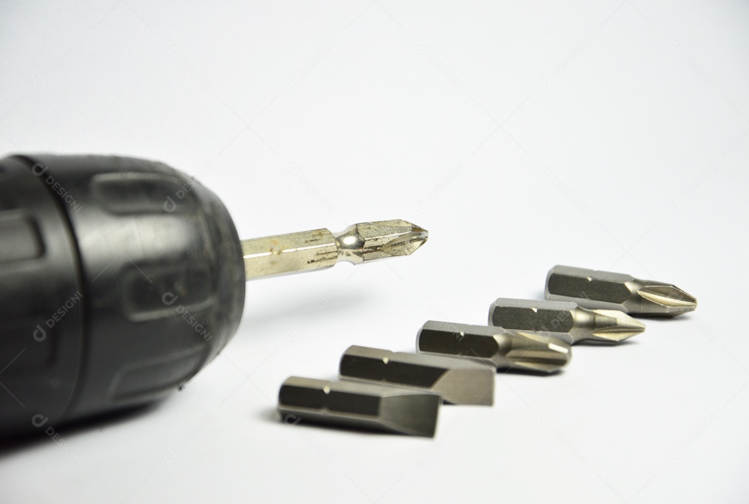 Furadeira elétrica isolado fundo branco