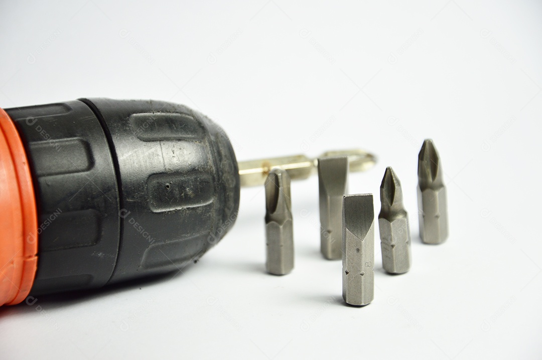 Furadeira elétrica em fundo branco isolado