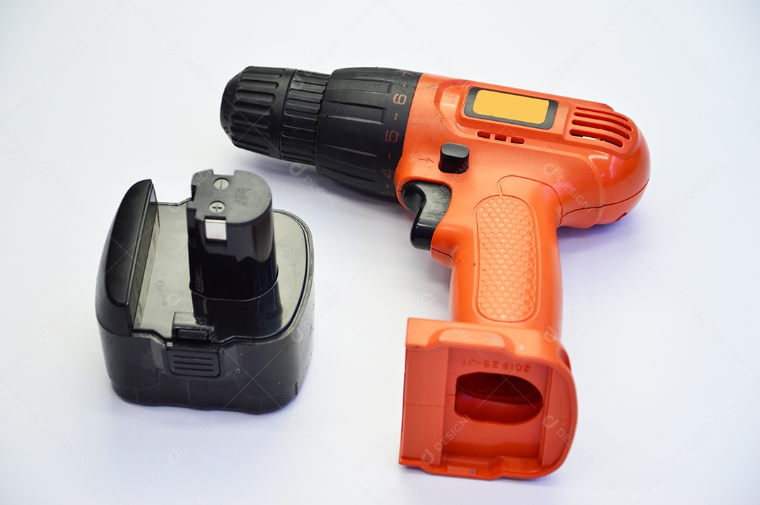 Furadeira elétrica em fundo branco isolado