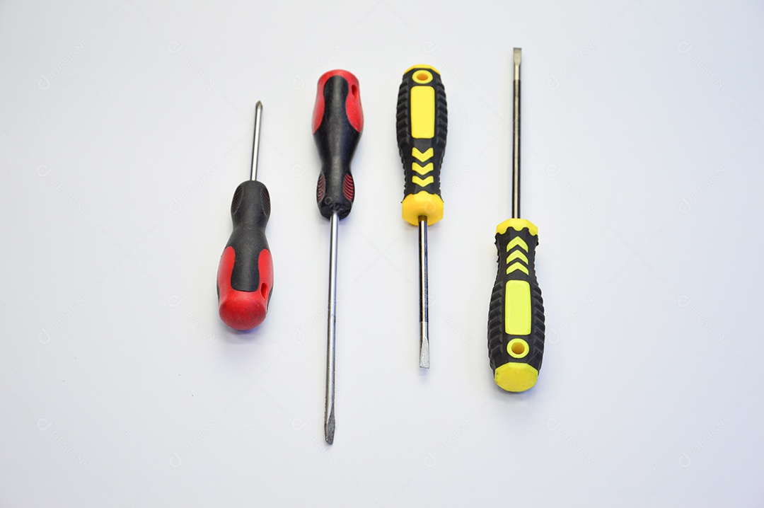 Chaves de fenda em fundo branco