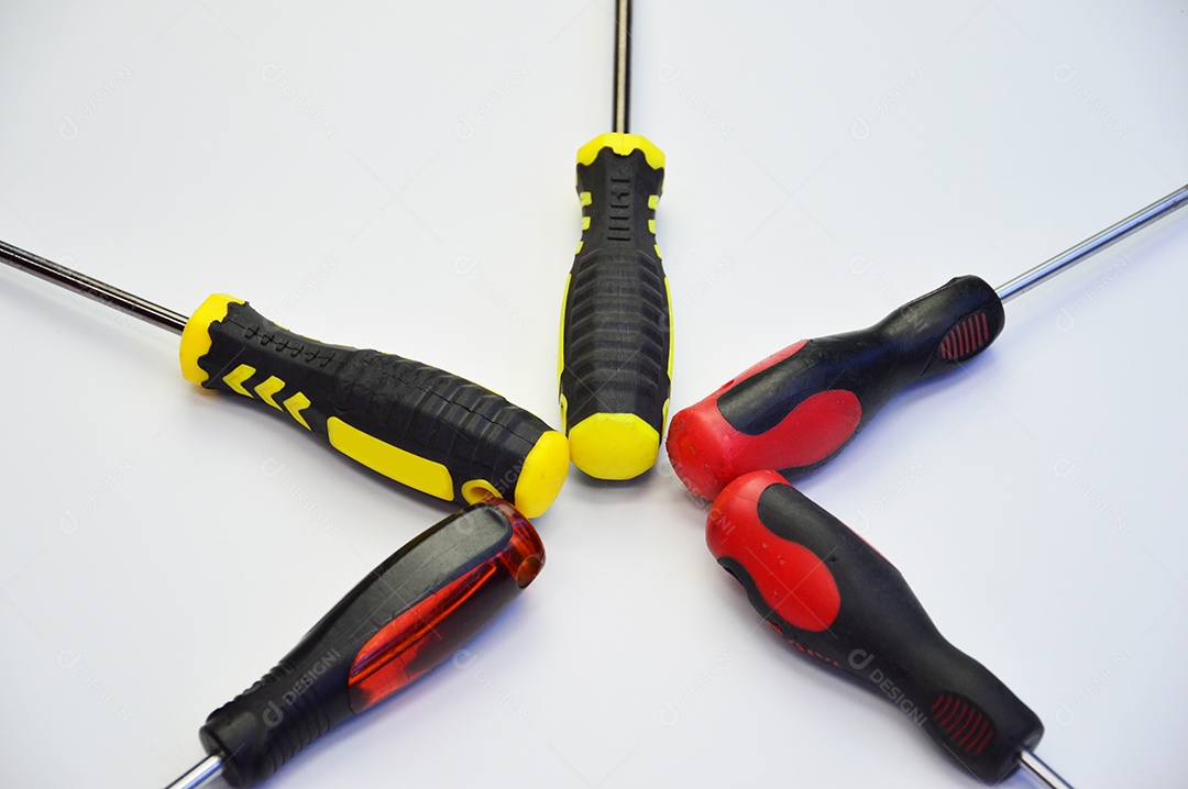 Chaves de fenda em fundo branco isolado