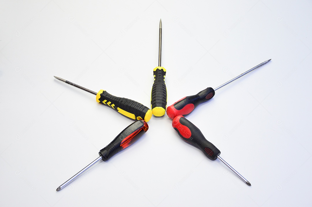 Chaves de fenda em fundo branco isolado