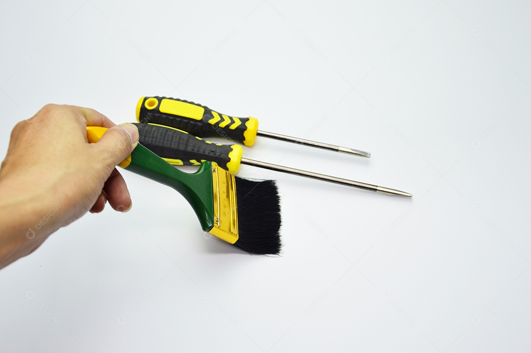 Chaves de fenda e pincel em fundo branco isolado
