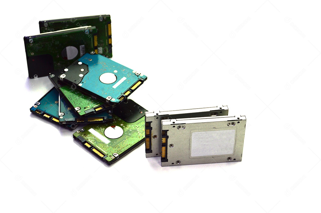 Peças de disco rígido em fundo branco