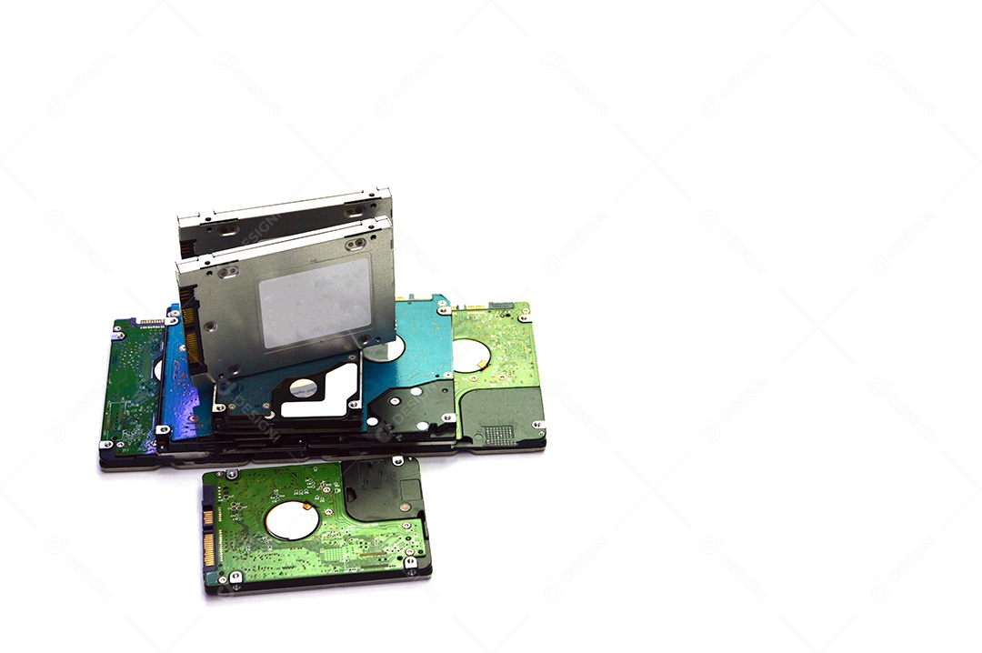 Peças de disco rígido em fundo branco