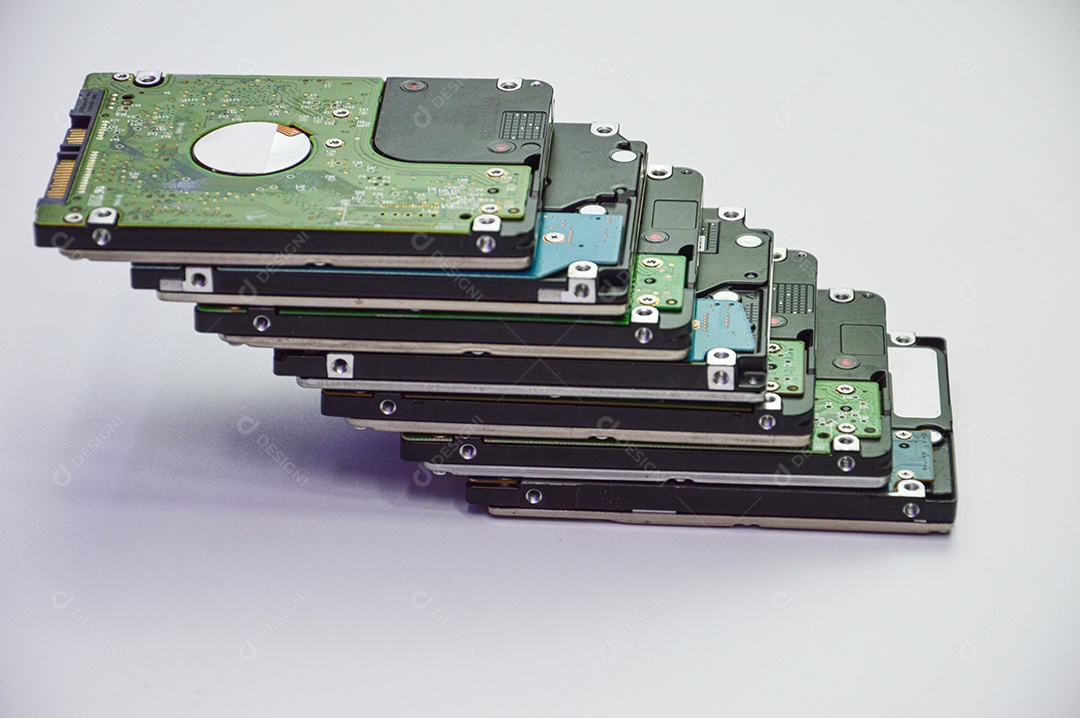 Peças de disco rígido em fundo branco