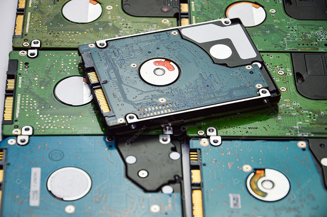 Peças de disco rígido em fundo branco