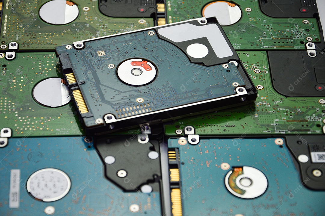 Peças de disco rígido em fundo branco