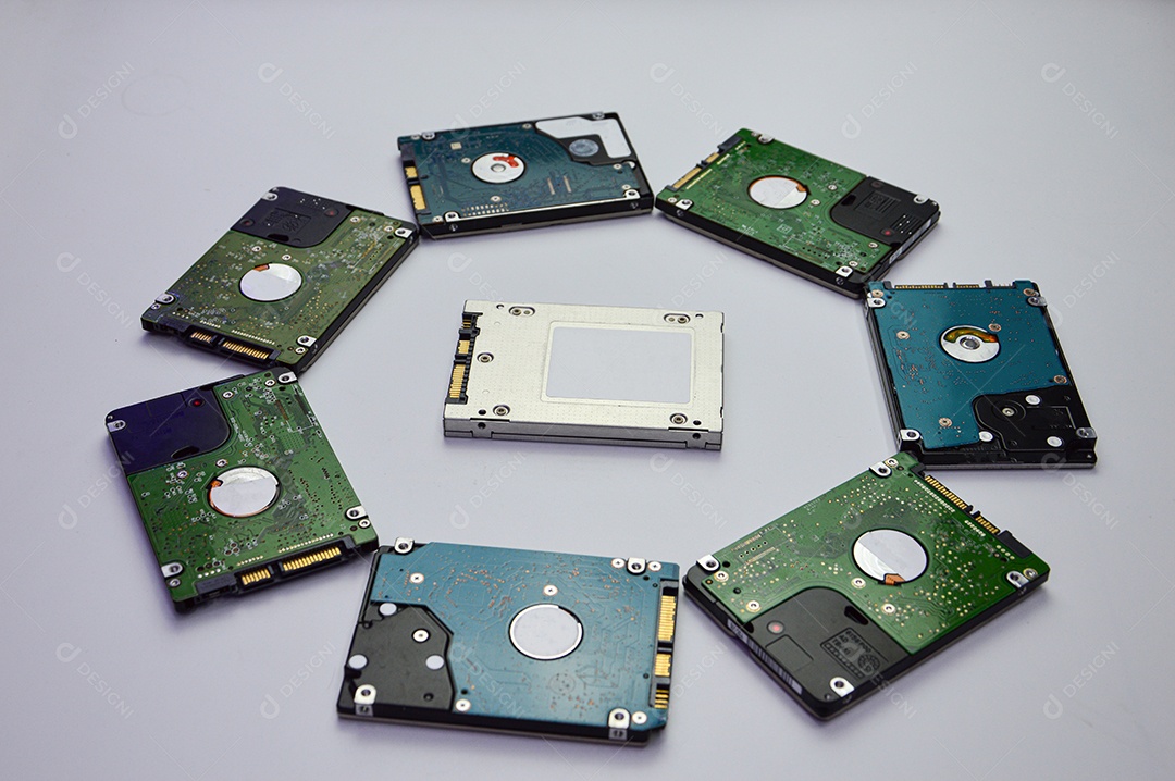 Peças de disco rígido em fundo branco