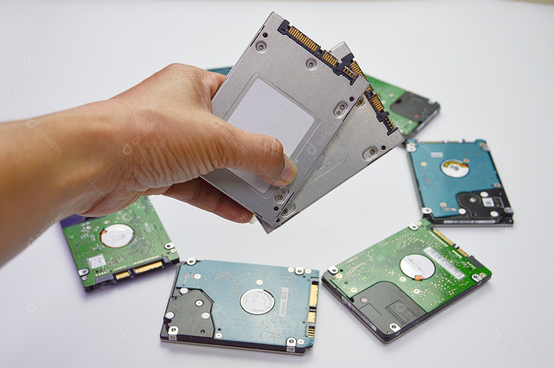 Peças de disco rígido em fundo branco