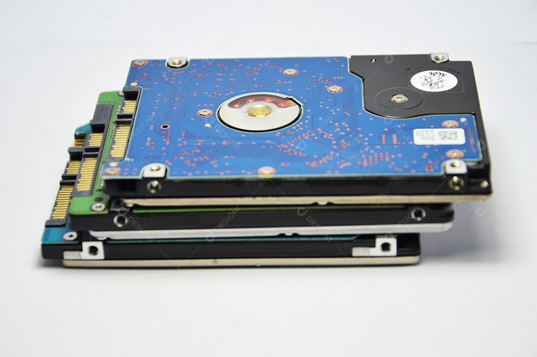 Peças de disco rígido em fundo branco