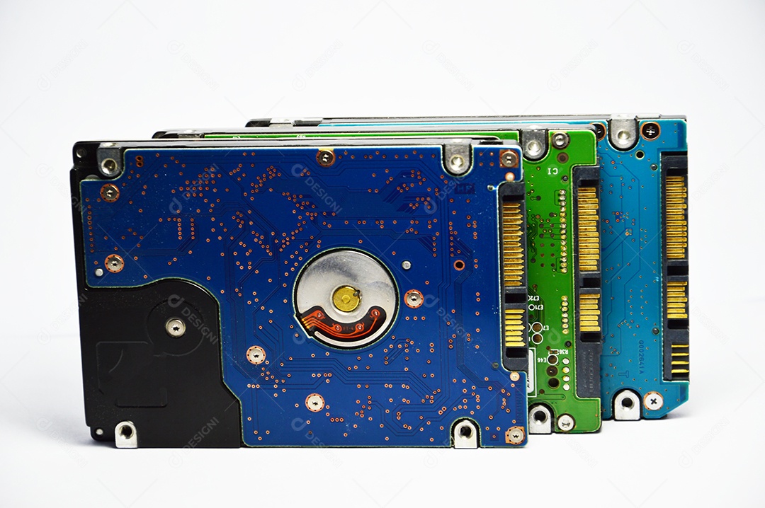 Peças de disco rígido em fundo branco