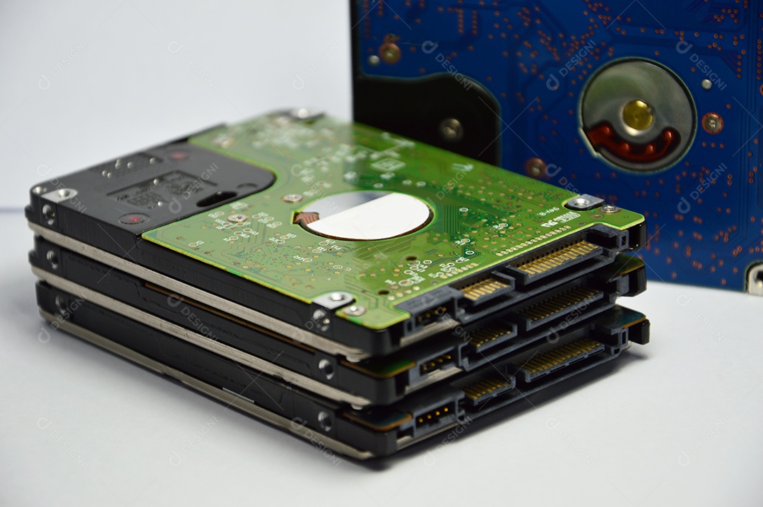 Peças de disco rígido em fundo branco