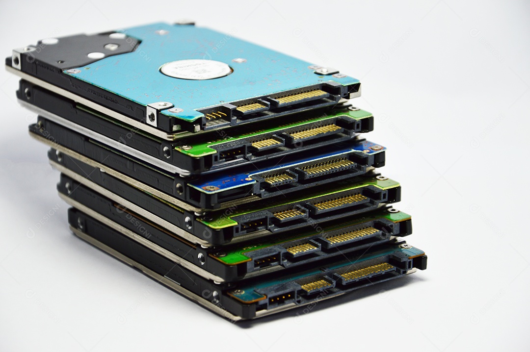 Peças de disco rígido em fundo branco