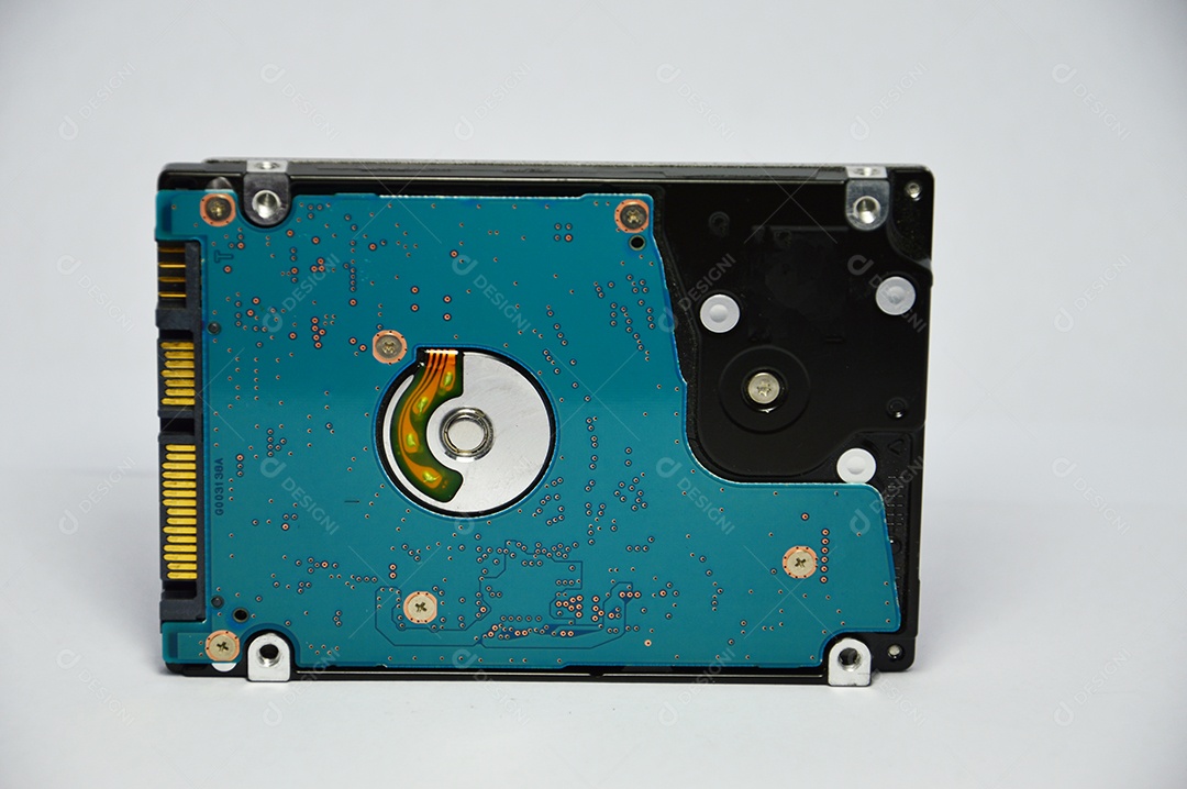 Peças de disco rígido em fundo branco