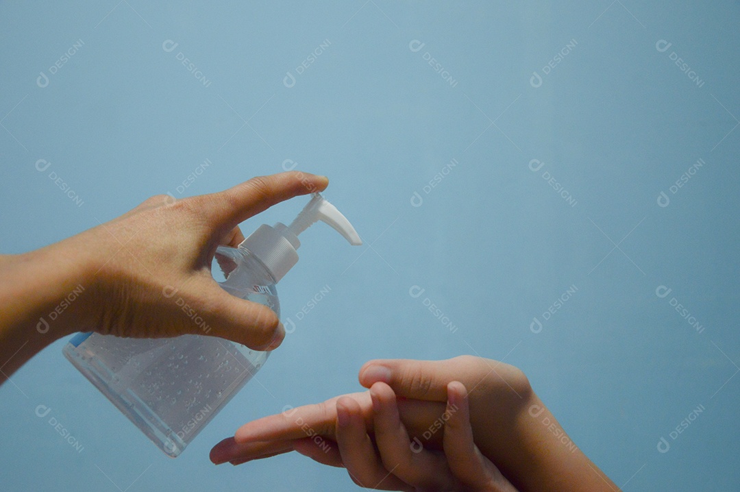 Pessoas usando frasco de álcool em gel