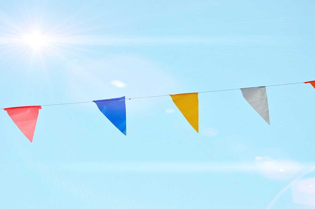 Bandeirinhas coloridas em céu azul