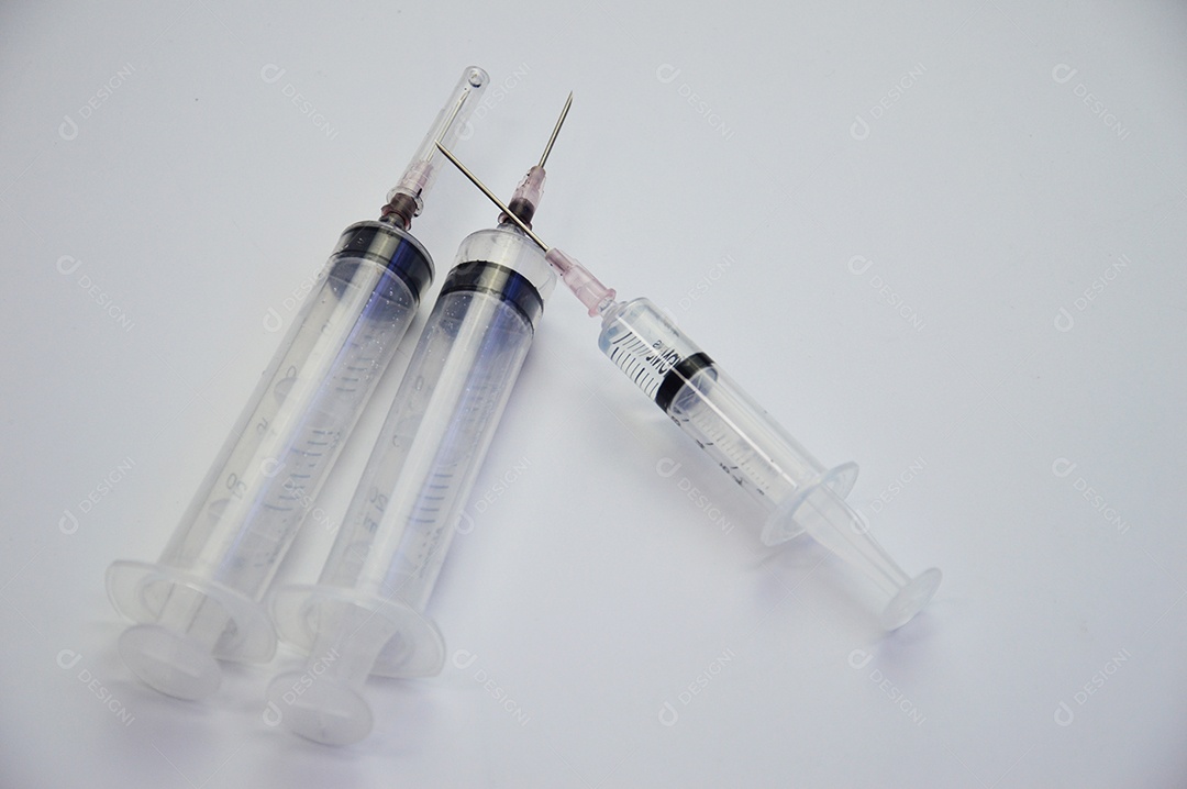 Seringas de injeção em fundo branco