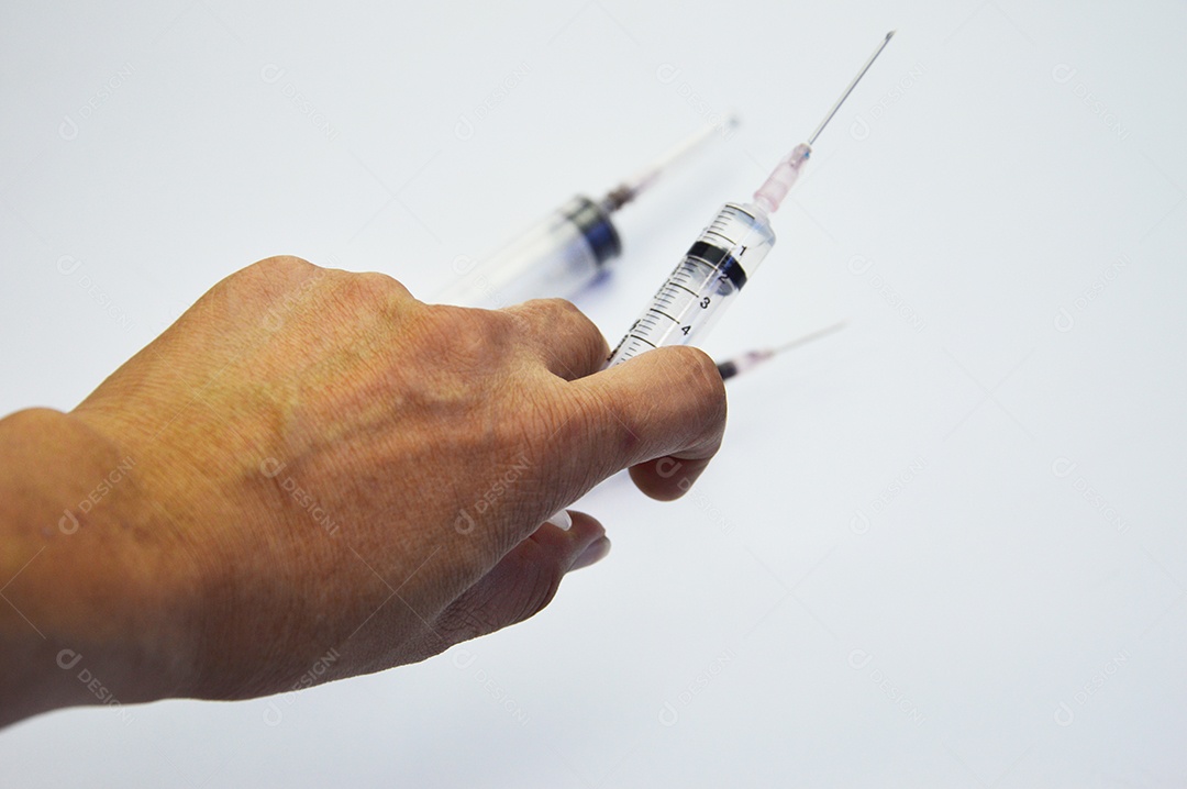 Seringas de injeção em fundo branco