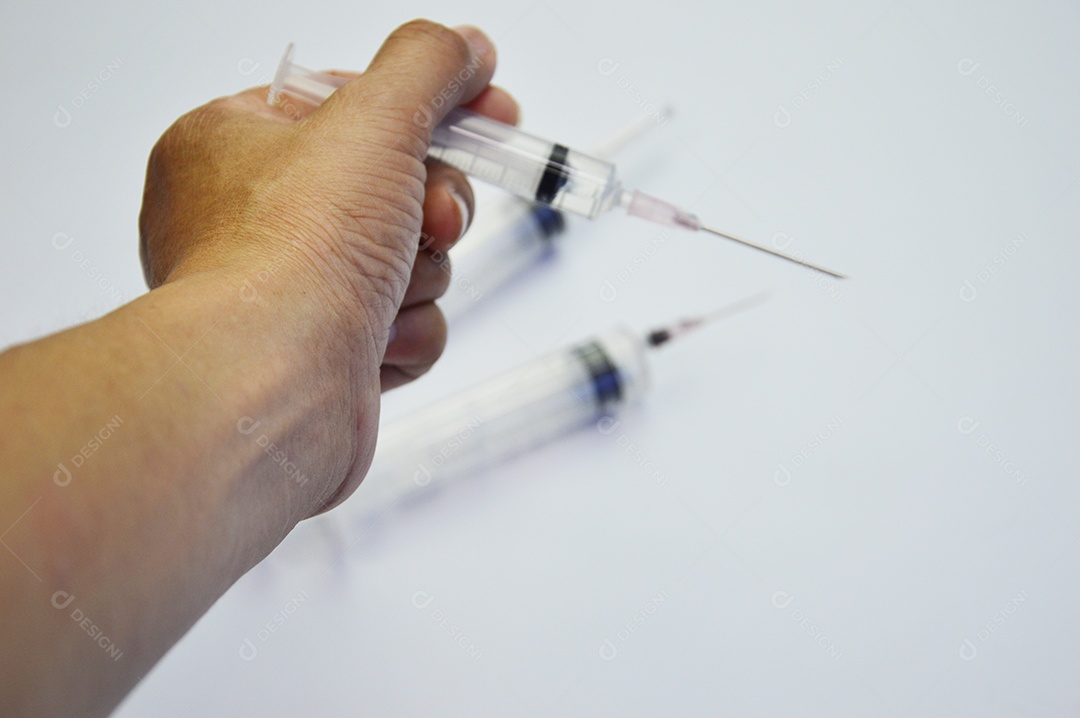 Seringas de injeção em fundo branco