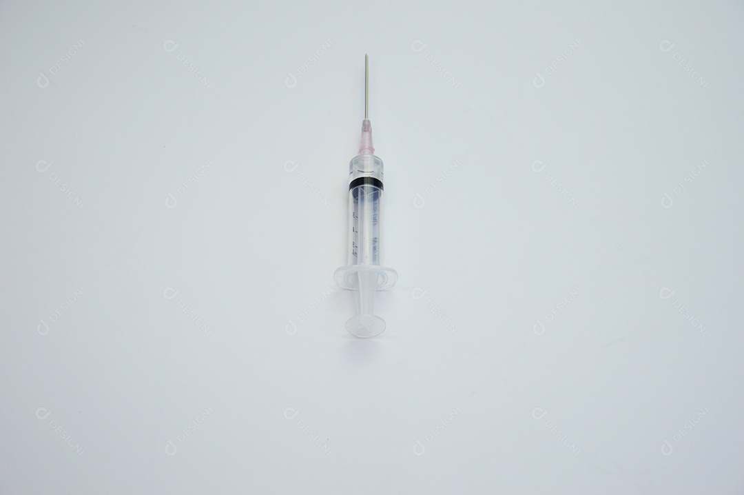 Seringa de injeção em fundo branco