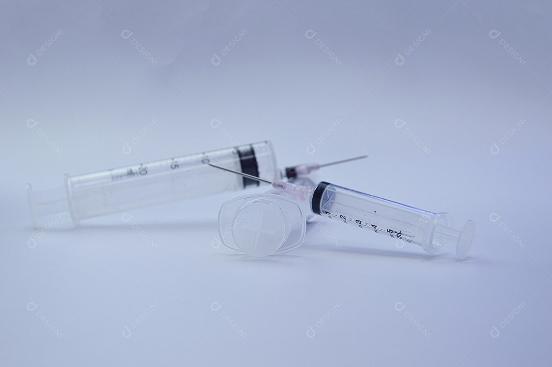 Seringas de injeção em fundo branco