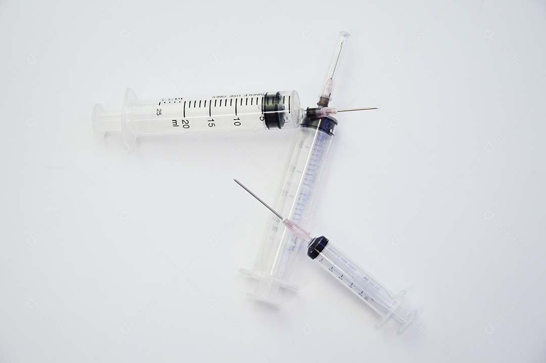 Seringas de injeção em fundo branco