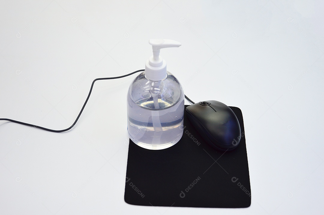 Mouseped preto com frasco de álcool em gel