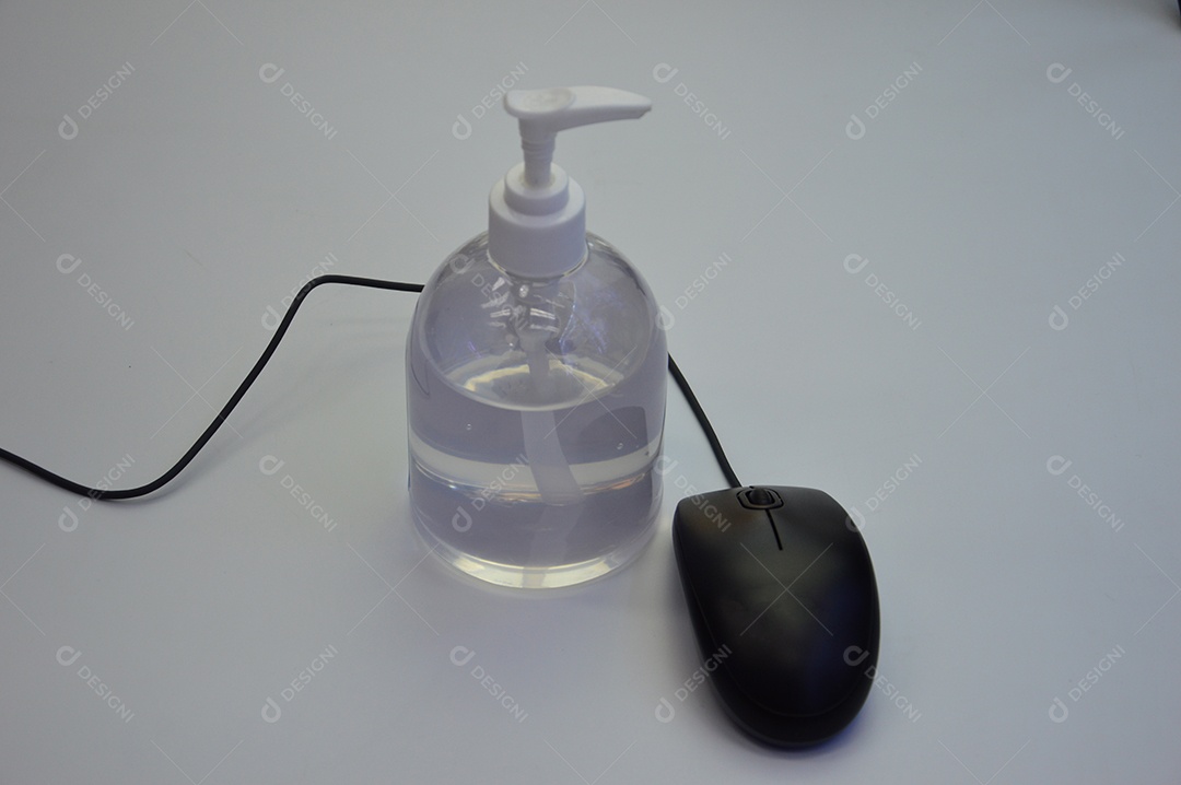 Mouse preto e frasco de álcool em gel