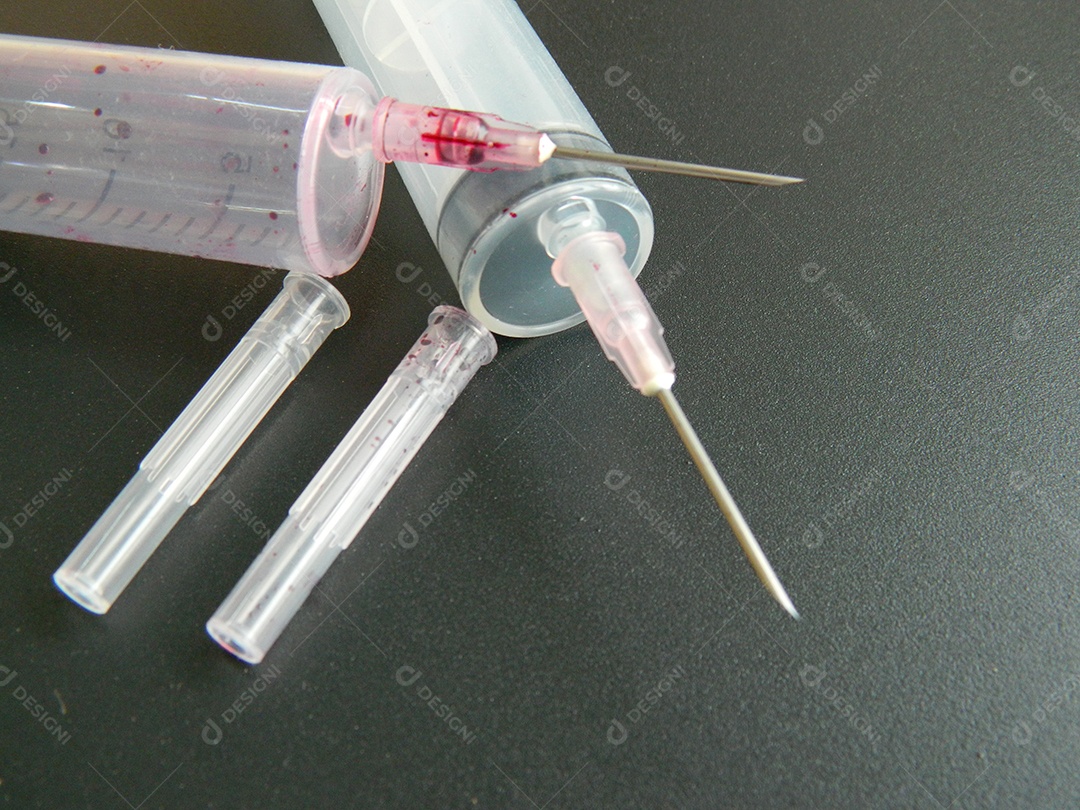 Seringas com agulha de injeção