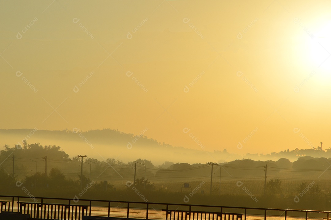 Paisagem com pôr do sol alaranjado