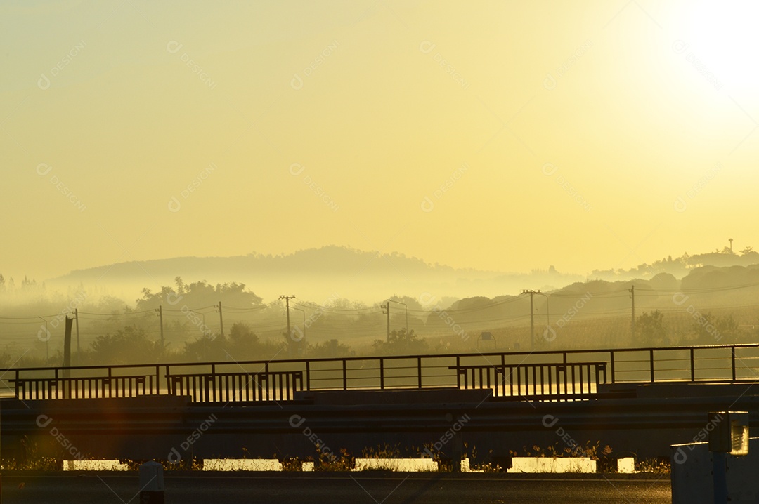 Paisagem com pôr do sol alaranjado