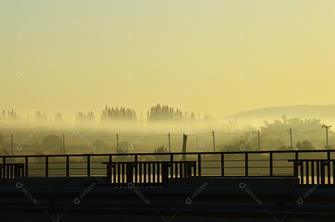 Paisagem com pôr do sol alaranjado