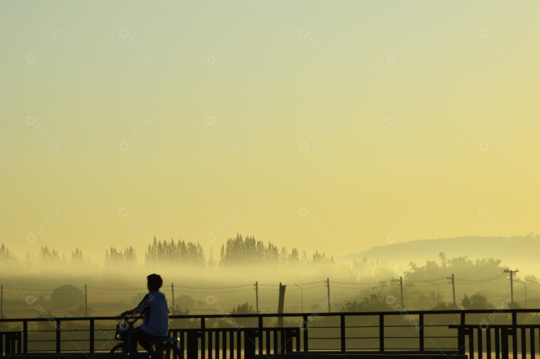 Paisagem com pôr do sol alaranjado