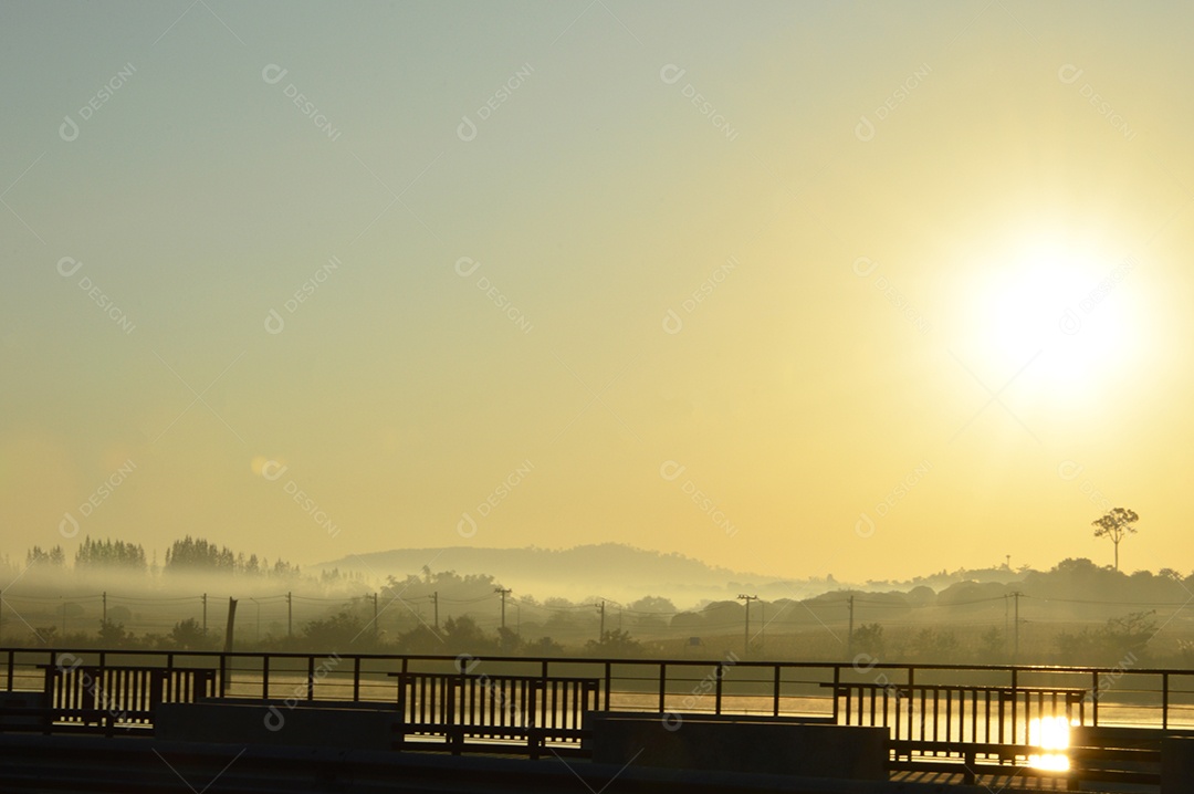 Paisagem com pôr do sol alaranjado