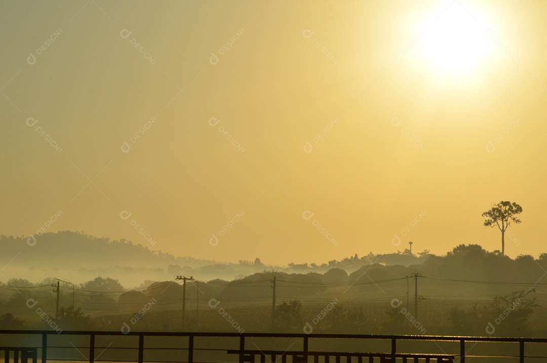 Paisagem com pôr do sol alaranjado