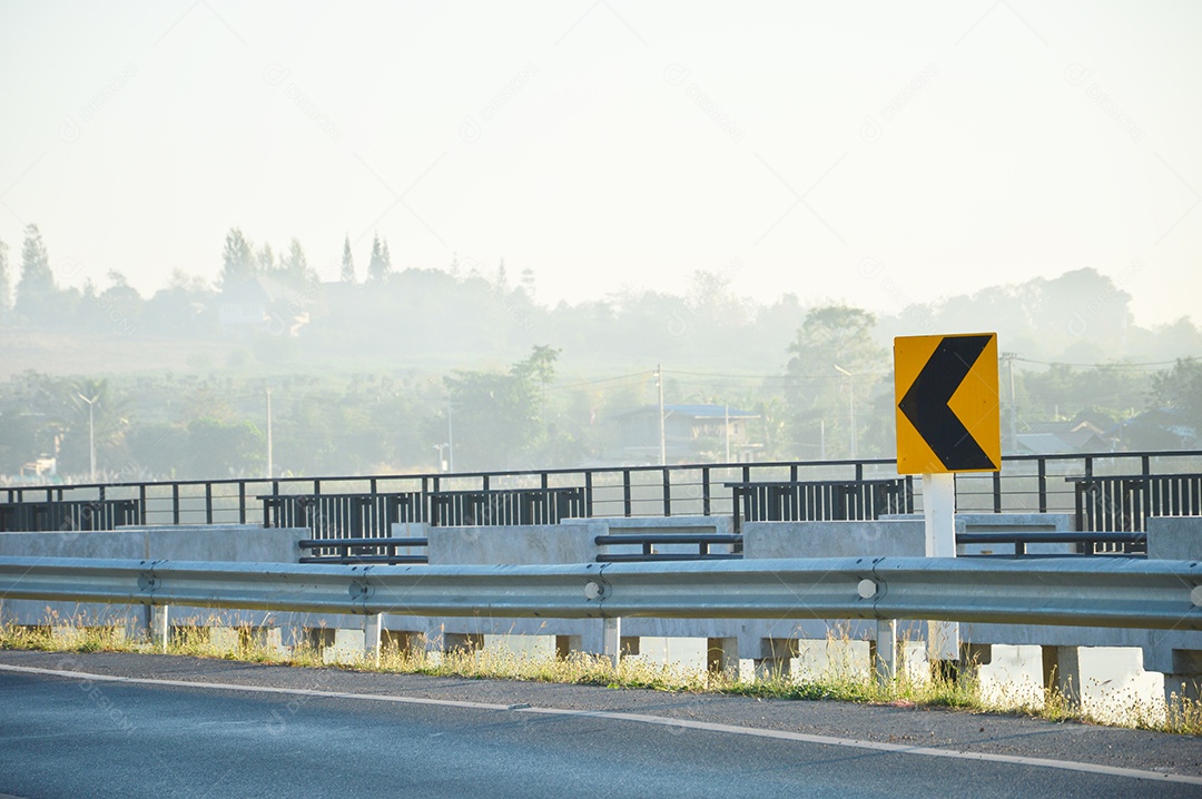 Estrada com placa de sinalização