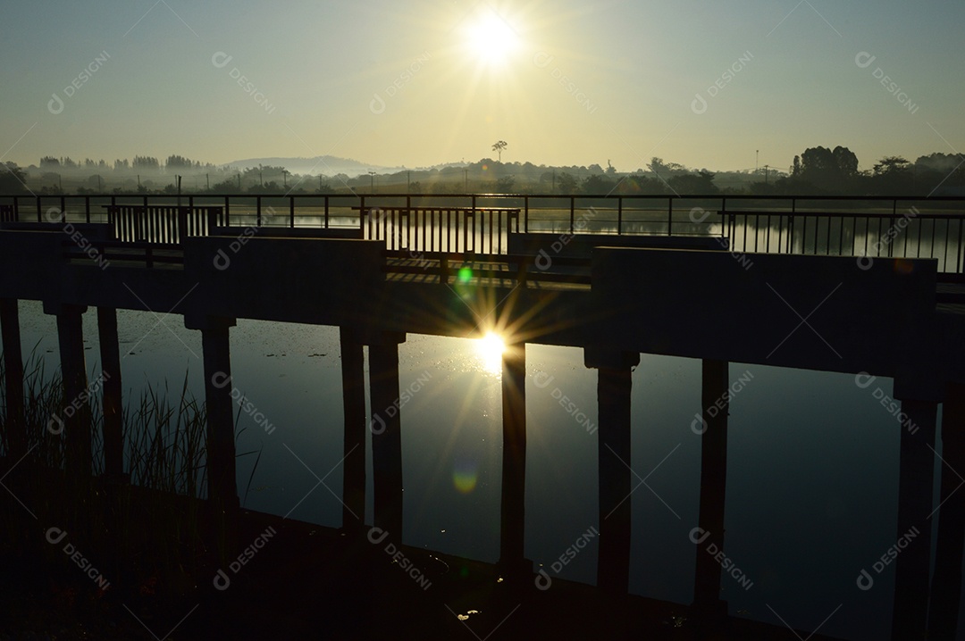 Ponte elevada no rio