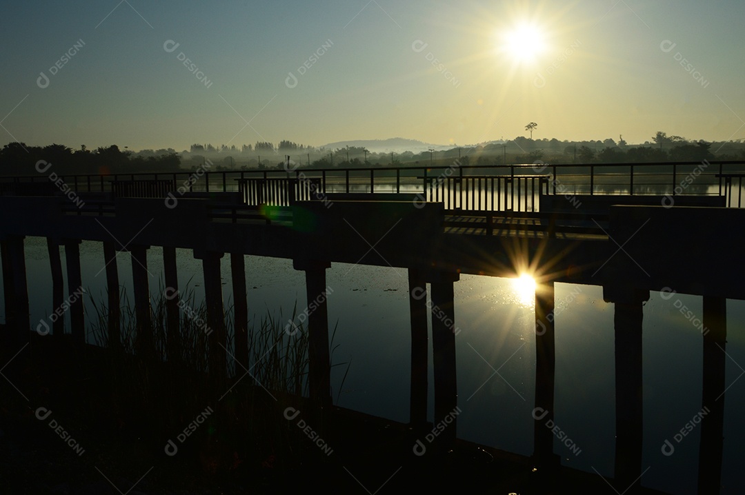 Ponte elevada no rio