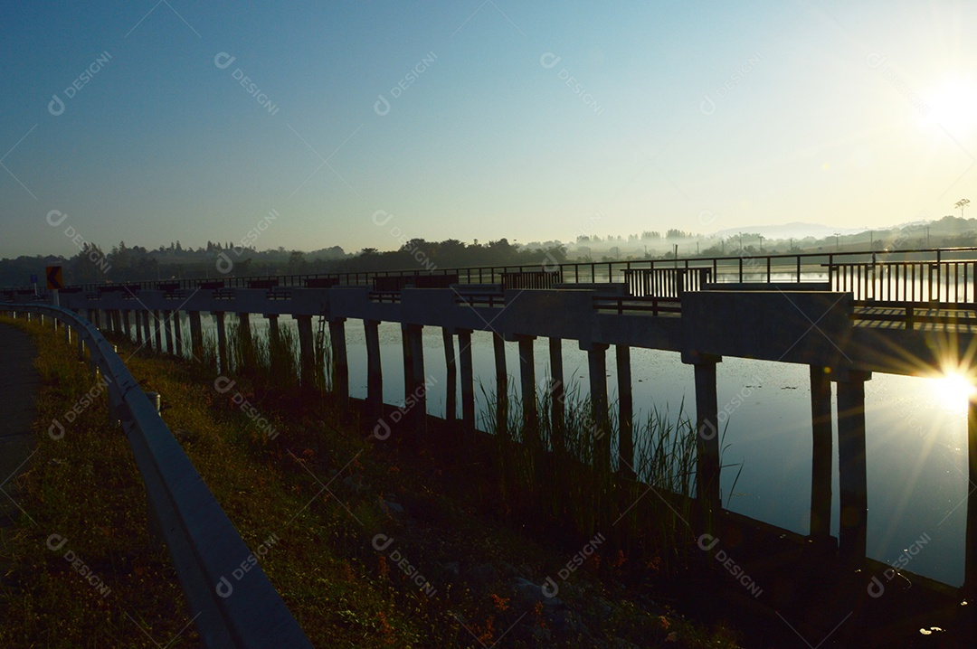 Ponte elevada no rio