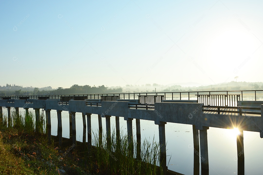 Ponte elevada no rio